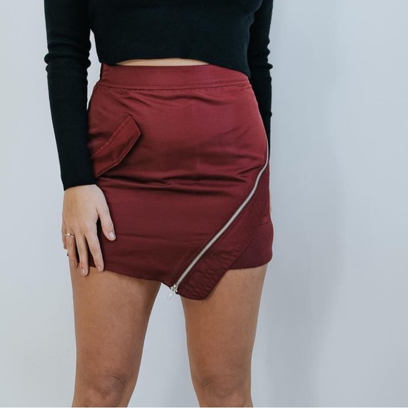 LE LIS MAROON MINI ZIPPER SKIRT SIZE SMALL - Picture 1 of 2